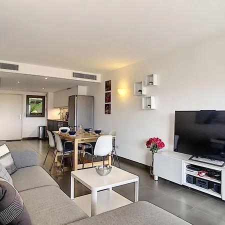 Superb Two-bed In With Pool Διαμέρισμα