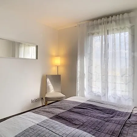 Superb Two-bed In With Pool Διαμέρισμα *