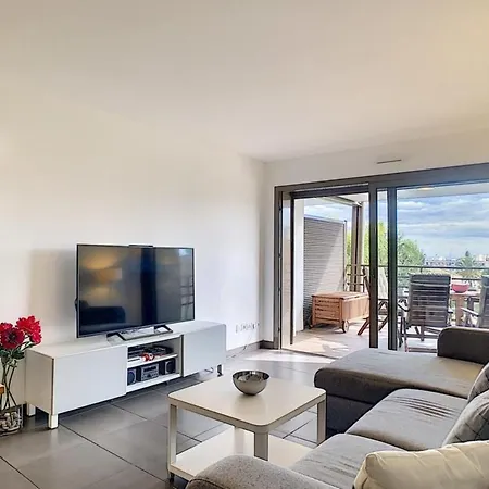Superb Two-bed In With Pool Διαμέρισμα *