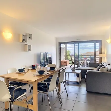 Διαμέρισμα Superb Two-bed In With Pool *