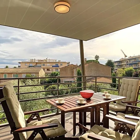 Superb Two-bed In With Pool Διαμέρισμα *